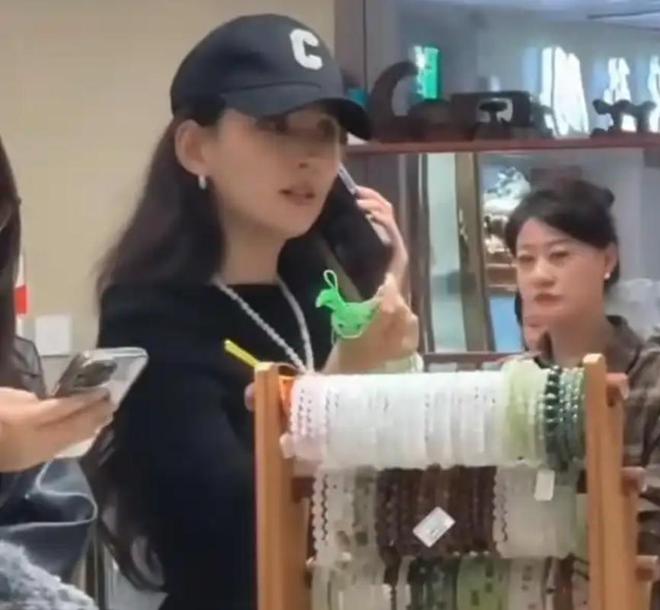 曝光穿皮裤外出被偶遇身材高挑颜值高j9九游会登录汪峰女友森林北近照(图2) 曝光穿皮裤外出被偶遇身材高挑颜值高j9九游会登录汪峰女友森林北近照(图2)